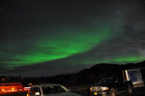 um inesquecível show de luzes da Aurora Boreal nos céus de Coldfoot, 95 km ao norte do Círculo Polar, na Dalton Highway, no Alaska